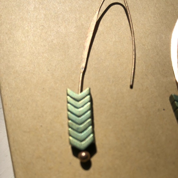 Gold minimalist drop earrings - Picture 3 of 3